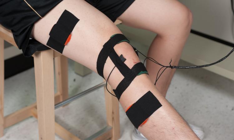 Listening devices detect vibrations in moving knee